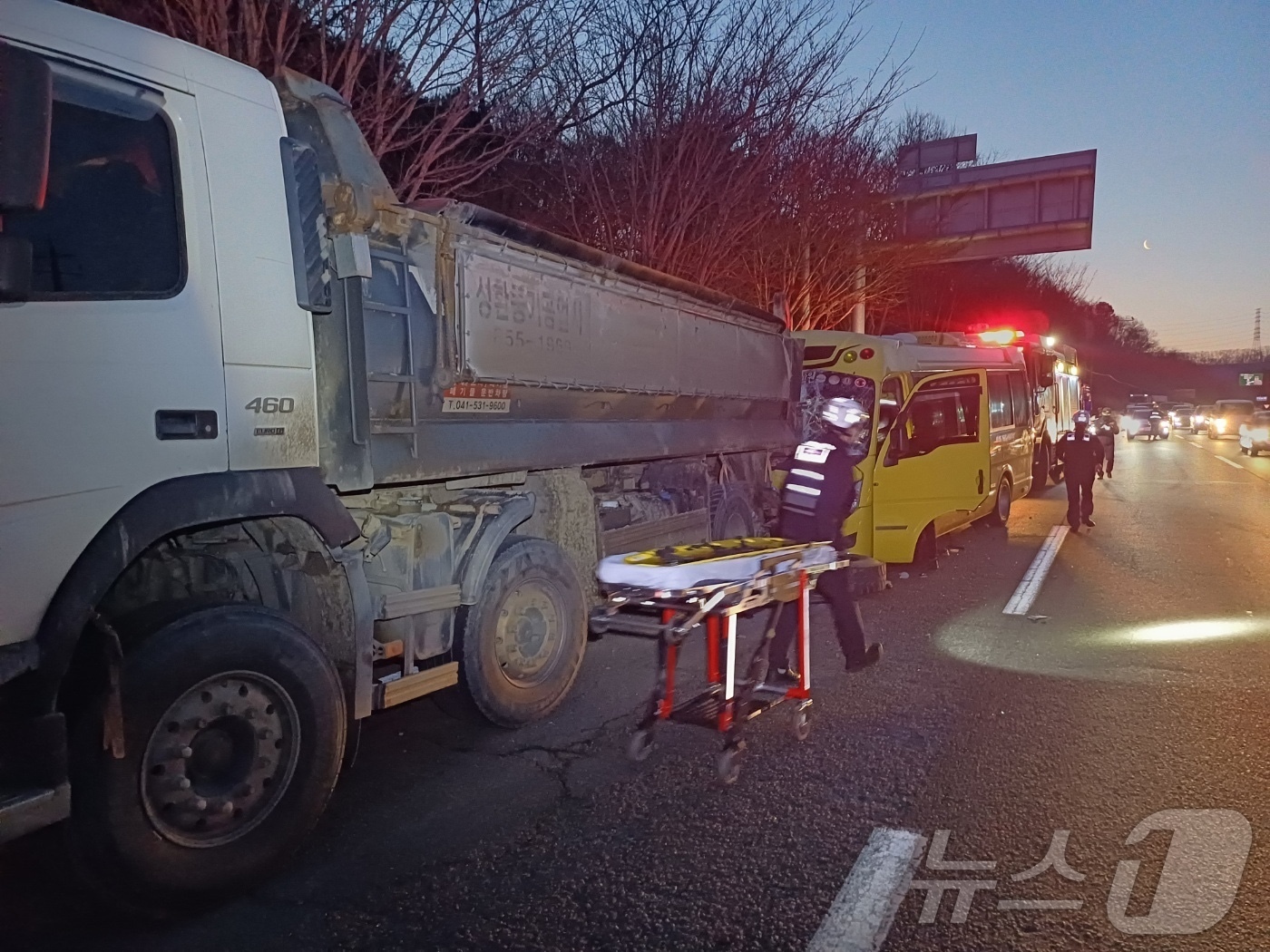 (아산=뉴스1) 이시우 기자 = 25일 오전 6시 22분께 충남 아산시 영인면 아산리 영인 방면 국도에서 통근버스가 덤프트럭을 추돌했다. 이 사고로 아산의 한 자동차부품 제조 회사 …
