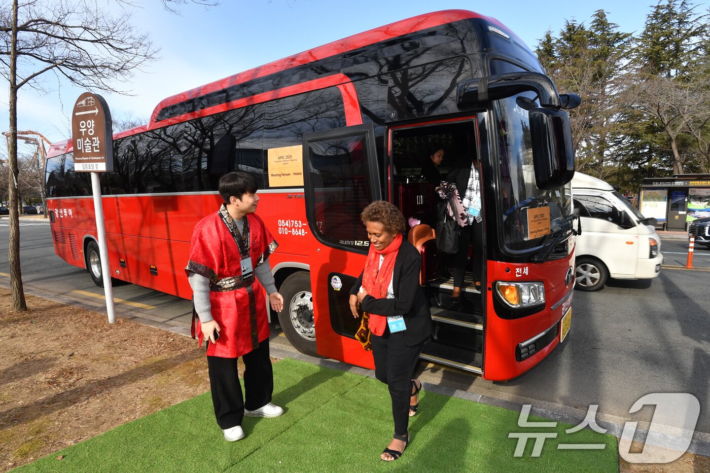본문 이미지 - APEC 2025 KOREA (SOM1) 고위관리회의 둘째날인 25일 오전 각국 대표들이 셔틀버스편으로 회의장인 경북 경주시 보문단지 내 경주컨벤션센터(HICO)로 이동하고 있다. 2025.2.25/뉴스1 ⓒ News1 최창호 기자