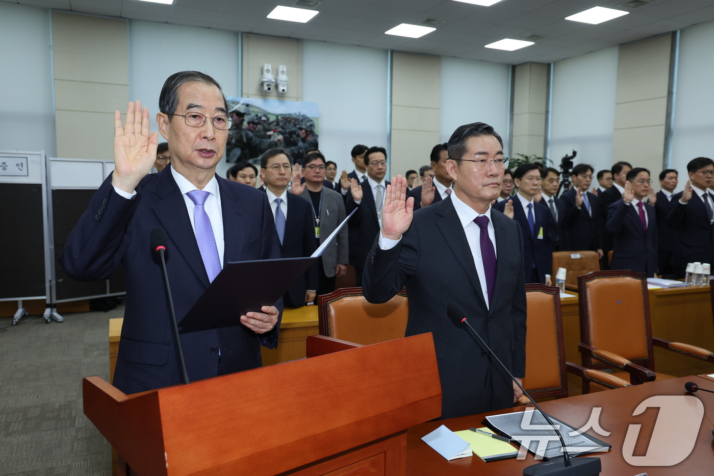 (서울=뉴스1) 이재명 기자 = 한덕수 국무총리를 비롯한 증인들이 25일 오전 서울 여의도 국회에서 열린 윤석열 정부의 비상계엄 선포를 통한 내란 혐의 진상규명 국정조사 제5차 청 …