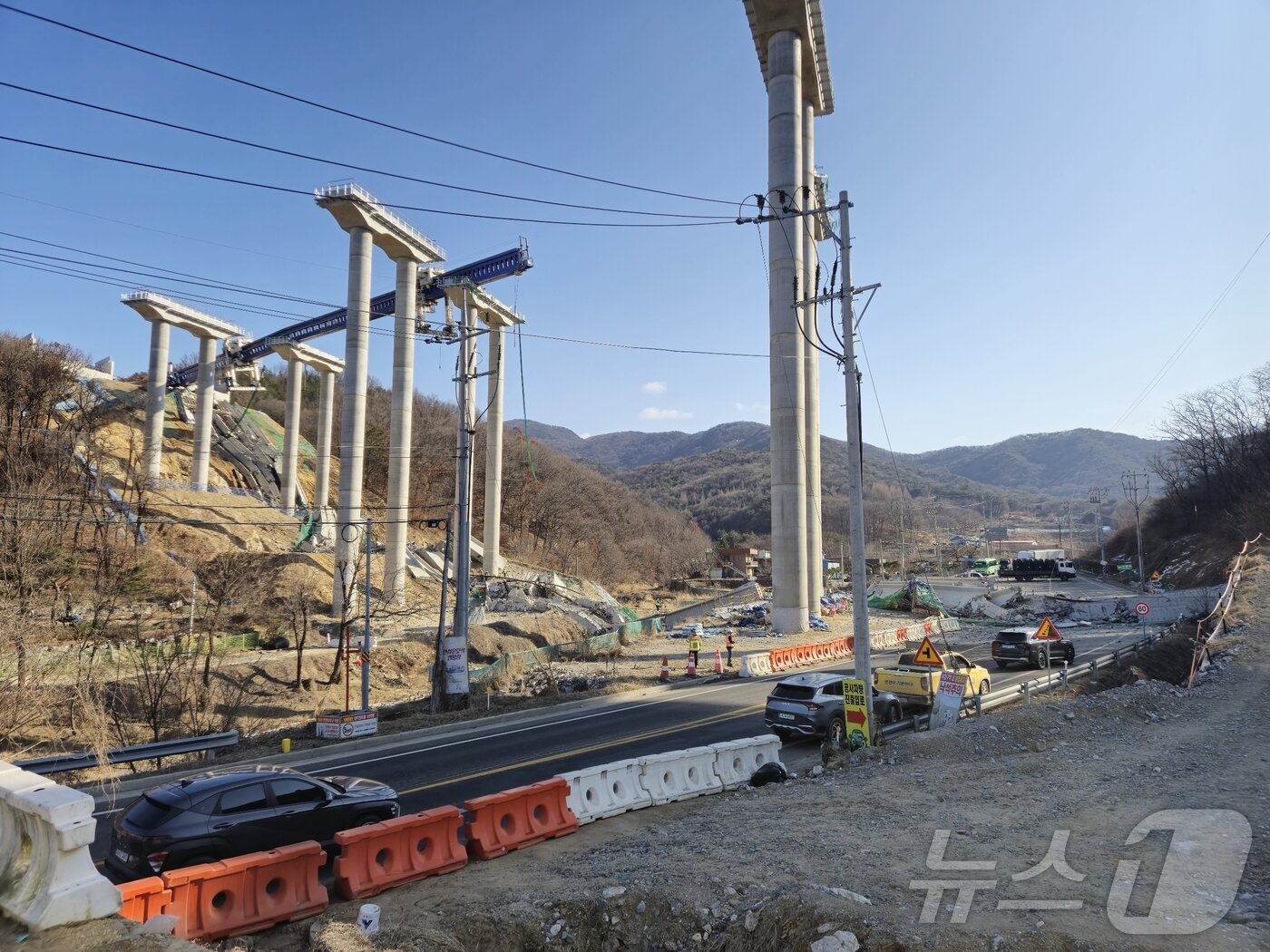 본문 이미지 - 25일 오전 9시 50분쯤 충남 천안 서북구 입장면의 고속도로 공사현장에서 붕괴 사고가 발생해서 소방당국이 대응 2단계를 발령했다. 사진은 이날 사고현장 모습. (독자제공. 재판매 및 DB금지) 2025.2.25/뉴스1 ⓒ News1 이시우 기자