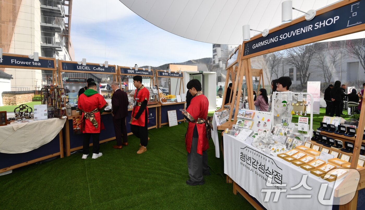 본문 이미지 - APEC 2025 KOREA &#40;SOM1&#41; 고위관리회의 둘째날인 25일 회의장인 경북 경주시 보문단지 경주컨벤션센터&#40;HICO&#41; 야외에 마련된 투명 돔 공연장에서 각국 대표단이 한국 전통문화 등을 체험하고 있다. 투명 돔에는 전통공연과 한복체험, 먹거리 등을 체험할 수 있다. 이번 회의는 24일부터 다음 달 9일까지 HICO에서 APEC 21개 회원국 대표단 등 2000여명이 28개 회의체를 구성해 총 100여 차례의 회의를 개최한다. 2025.2.25/뉴스1 ⓒ News1 최창호 기자