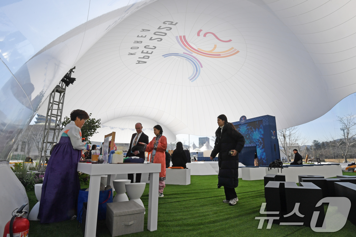 (경주=뉴스1) 최창호 기자 = APEC 2025 KOREA (SOM1) 고위관리회의 둘째날인 25일 회의장인 경북 경주시 보문단지 경주컨벤션센터(HICO) 야외에 마련된 투명 돔 …