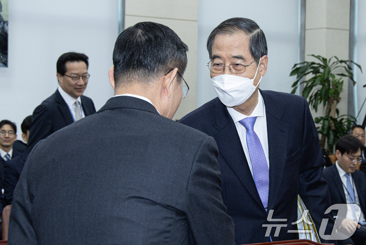 (서울=뉴스1) 이재명 기자 = 한덕수 국무총리(오른쪽)와 신원식 국가안보실장이 25일 오전 서울 여의도 국회에서 열린 윤석열 정부의 비상계엄 선포를 통한 내란 혐의 진상규명 국정 …