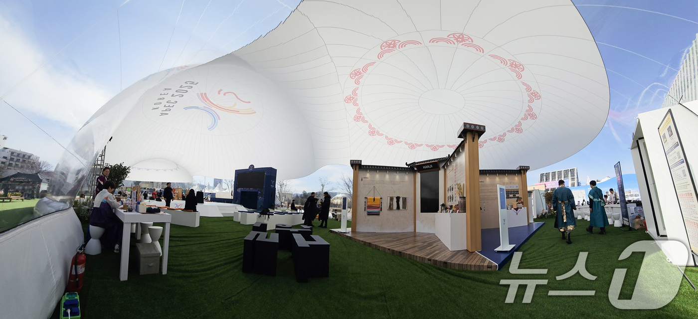 (경주=뉴스1) 최창호 기자 = APEC 2025 KOREA (SOM1) 고위관리회의 둘째날인 25일 회의장인 경북 경주시 보문단지 경주컨벤션센터(HICO) 야외에 마련된 투명 돔 …