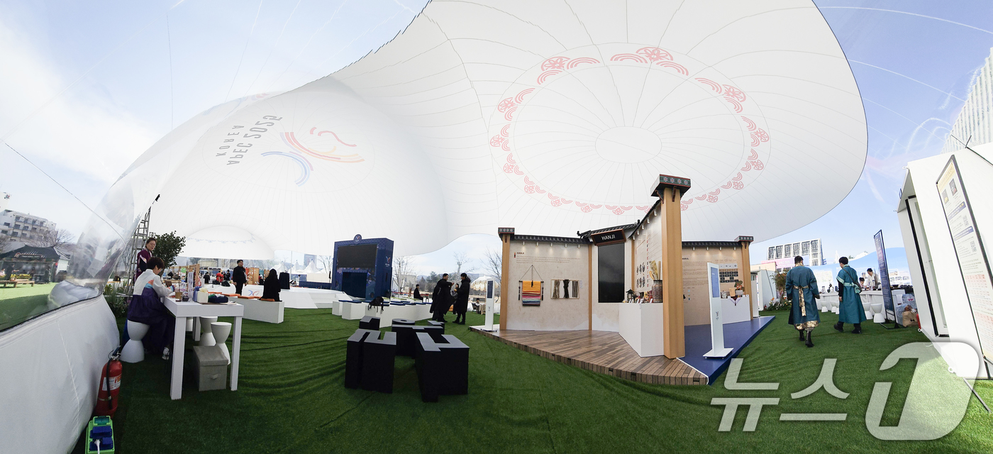 (경주=뉴스1) 최창호 기자 = APEC 2025 KOREA (SOM1) 고위관리회의 둘째날인 25일 회의장인 경북 경주시 보문단지 경주컨벤션센터(HICO) 야외에 마련된 투명 돔 …