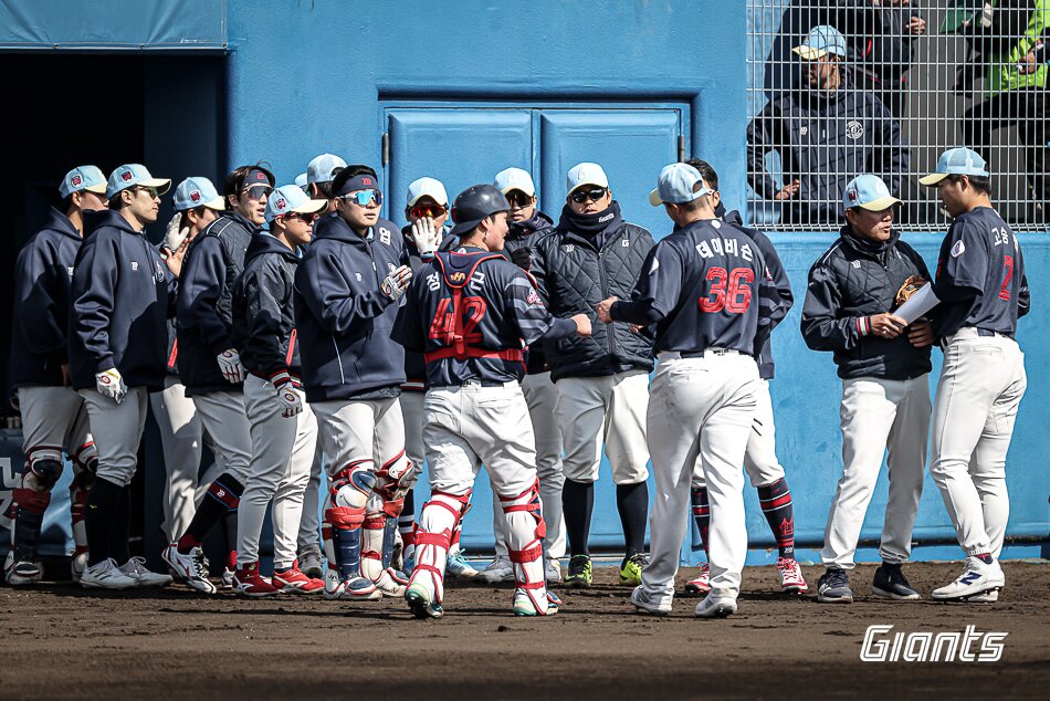 본문 이미지 - 터커 데이비슨(36번)은 롯데 자이언츠 선수단에 합류하고 한 달을 보냈다. (롯데 자이언츠 제공)