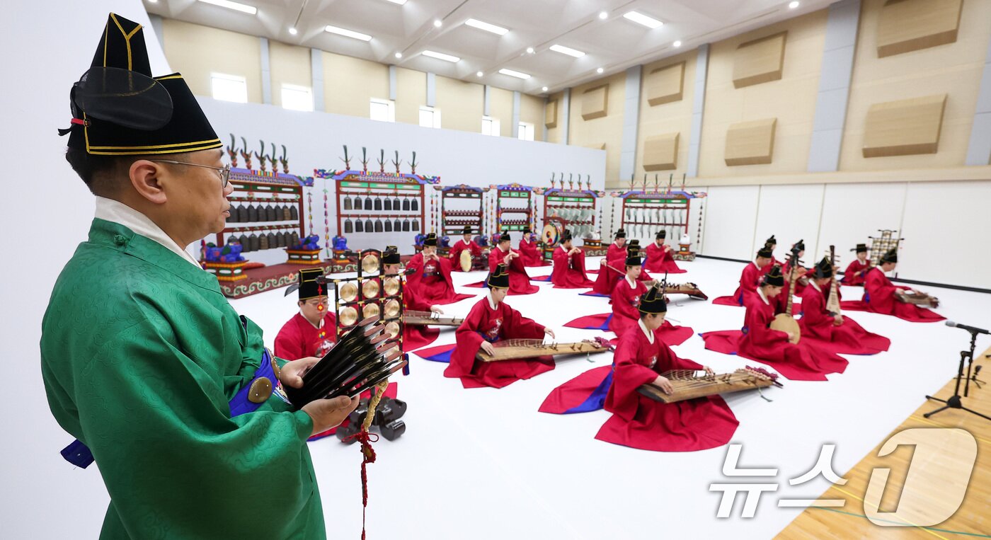 본문 이미지 - 25일 서울 서초구 국립국악원에서 열린 2025 정악단 정기공연 '행악과 보허자 - 하늘과 땅의 걸음' 제작발표회에서 취타 공연이 펼쳐지고 있다. 2025.2.25/뉴스1 ⓒ News1 김성진 기자