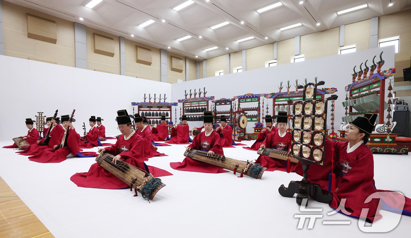 본문 이미지 - 25일 서울 서초구 국립국악원에서 열린 2025 정악단 정기공연 '행악과 보허자 - 하늘과 땅의 걸음' 제작발표회에서 취타 공연이 펼쳐지고 있다. 2025.2.25/뉴스1 ⓒ News1 김성진 기자