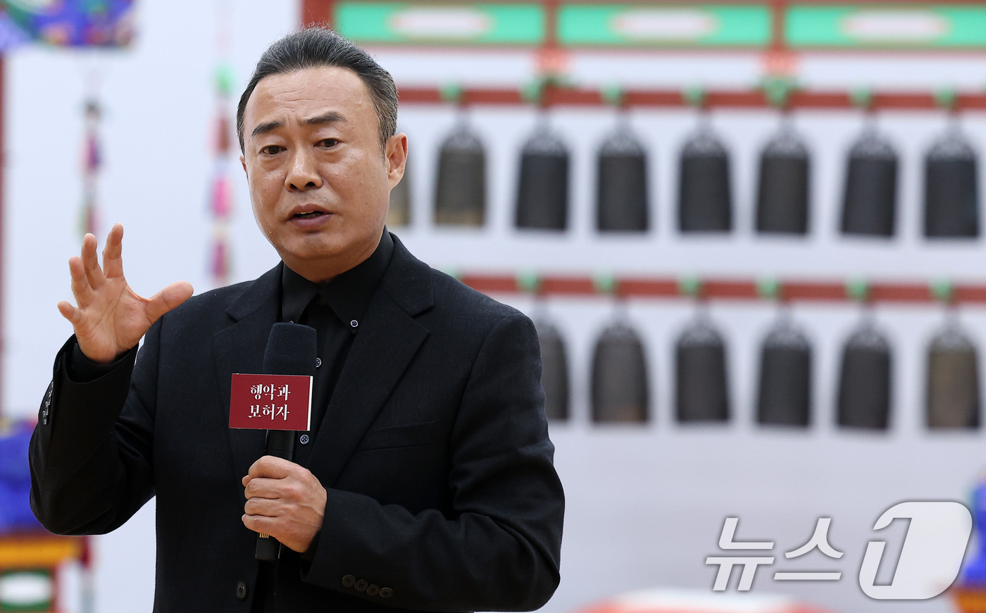 (서울=뉴스1) 김성진 기자 = 김충한 무용단 예술감독이 25일 서울 서초구 국립국악원에서 열린 2025 정악단 정기공연 '행악과 보허자 - 하늘과 땅의 걸음' 제작발표회에서 작품 …