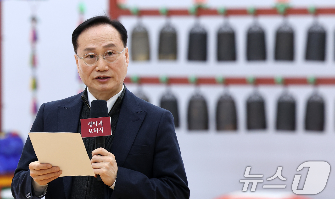 (서울=뉴스1) 김성진 기자 = 이건회 정악단 예술감독이 25일 서울 서초구 국립국악원에서 열린 2025 정악단 정기공연 '행악과 보허자 - 하늘과 땅의 걸음' 제작발표회에서 작품 …