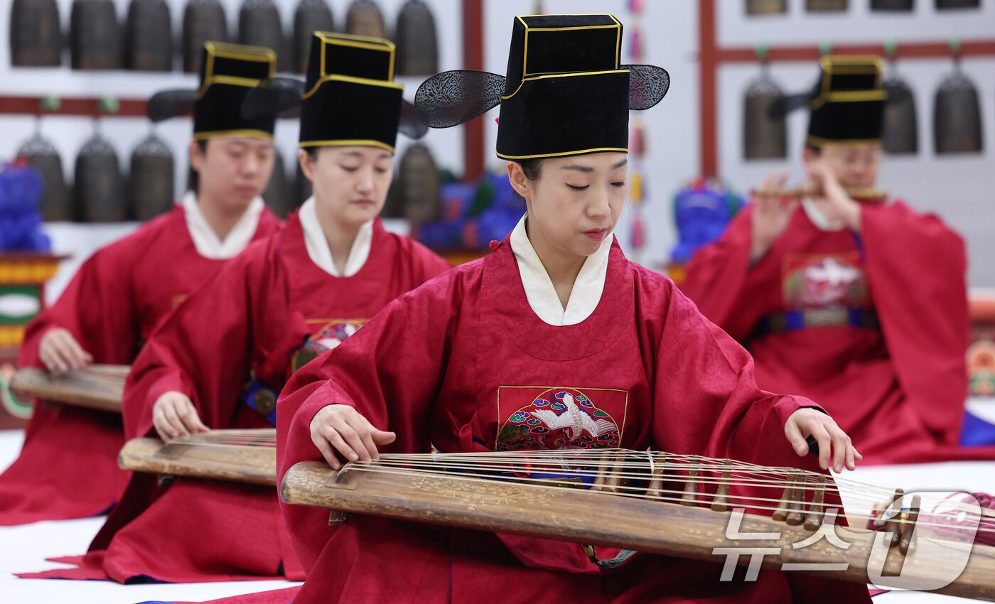 본문 이미지 - 서울 서초구 국립국악원에서 열린 2025 정악단 정기공연 &#39;행악과 보허자 - 하늘과 땅의 걸음&#39; 제작발표회에서 취타 공연이 펼쳐지고 있다. 실제 왕이 궁을 나서고 돌아오는 과정을 다채로운 연주를 통해 재현한 &#39;행악과 보허자 - 하늘과 땅의 걸음&#39;은 3월 13일, 14일 이틀 간 국립국악원 예악당에서 진행된다. 2025.2.25/뉴스1 ⓒ News1 김성진 기자