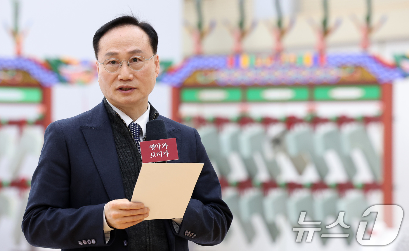 (서울=뉴스1) 김성진 기자 = 이건회 정악단 예술감독이 25일 서울 서초구 국립국악원에서 열린 2025 정악단 정기공연 '행악과 보허자 - 하늘과 땅의 걸음' 제작발표회에서 작품 …