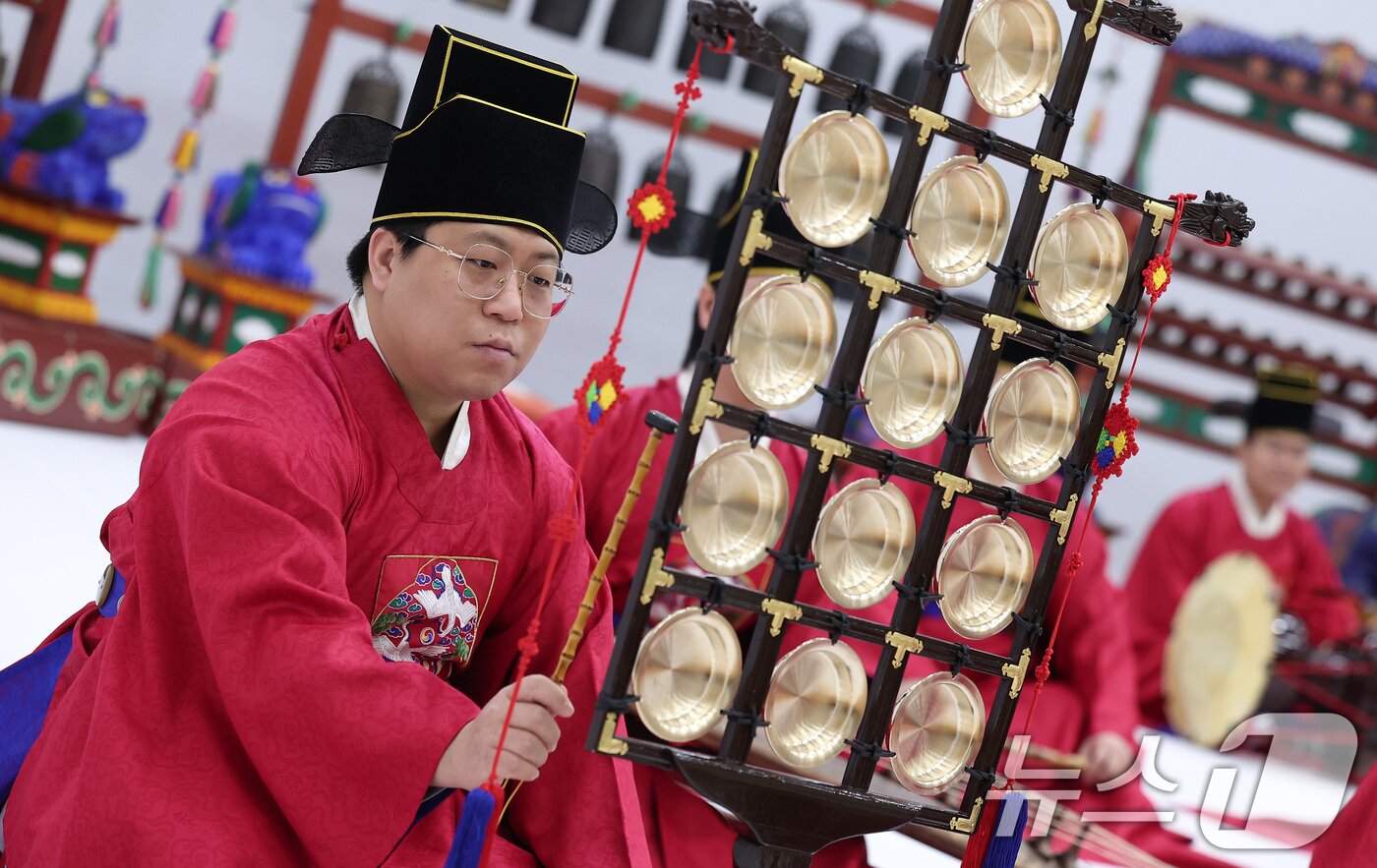 본문 이미지 - 25일 서울 서초구 국립국악원에서 열린 2025 정악단 정기공연 '행악과 보허자 - 하늘과 땅의 걸음' 제작발표회에서 취타 공연이 펼쳐지고 있다. 2025.2.25/뉴스1 ⓒ News1 김성진 기자