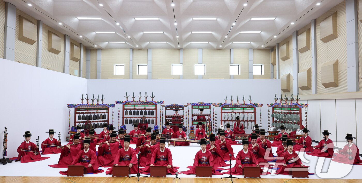 본문 이미지 - 25일 서울 서초구 국립국악원에서 열린 2025 정악단 정기공연 '행악과 보허자 - 하늘과 땅의 걸음' 제작발표회에서 보허자 공연이 펼쳐지고 있다. 2025.2.25/뉴스1 ⓒ News1 김성진 기자