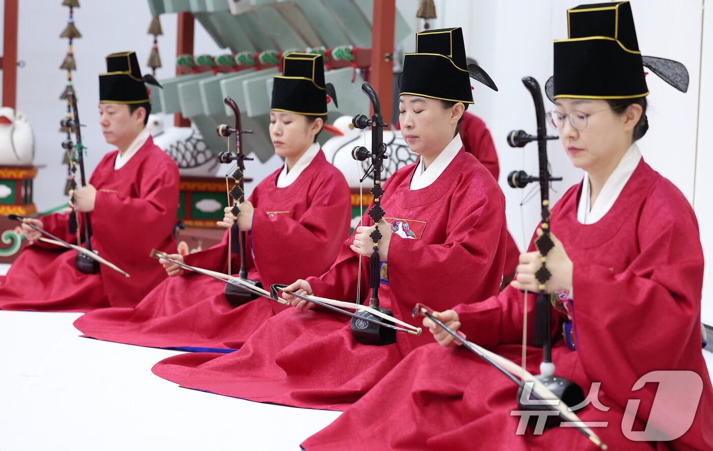 본문 이미지 - 25일 서울 서초구 국립국악원에서 열린 2025 정악단 정기공연 '행악과 보허자 - 하늘과 땅의 걸음' 제작발표회에서 보허자 공연이 펼쳐지고 있다. 2025.2.25/뉴스1 ⓒ News1 김성진 기자