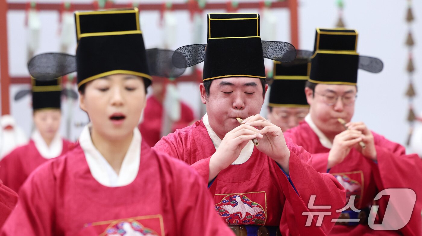 본문 이미지 - 25일 서울 서초구 국립국악원에서 열린 2025 정악단 정기공연 '행악과 보허자 - 하늘과 땅의 걸음' 제작발표회에서 보허자 공연이 펼쳐지고 있다. 2025.2.25/뉴스1 ⓒ News1 김성진 기자