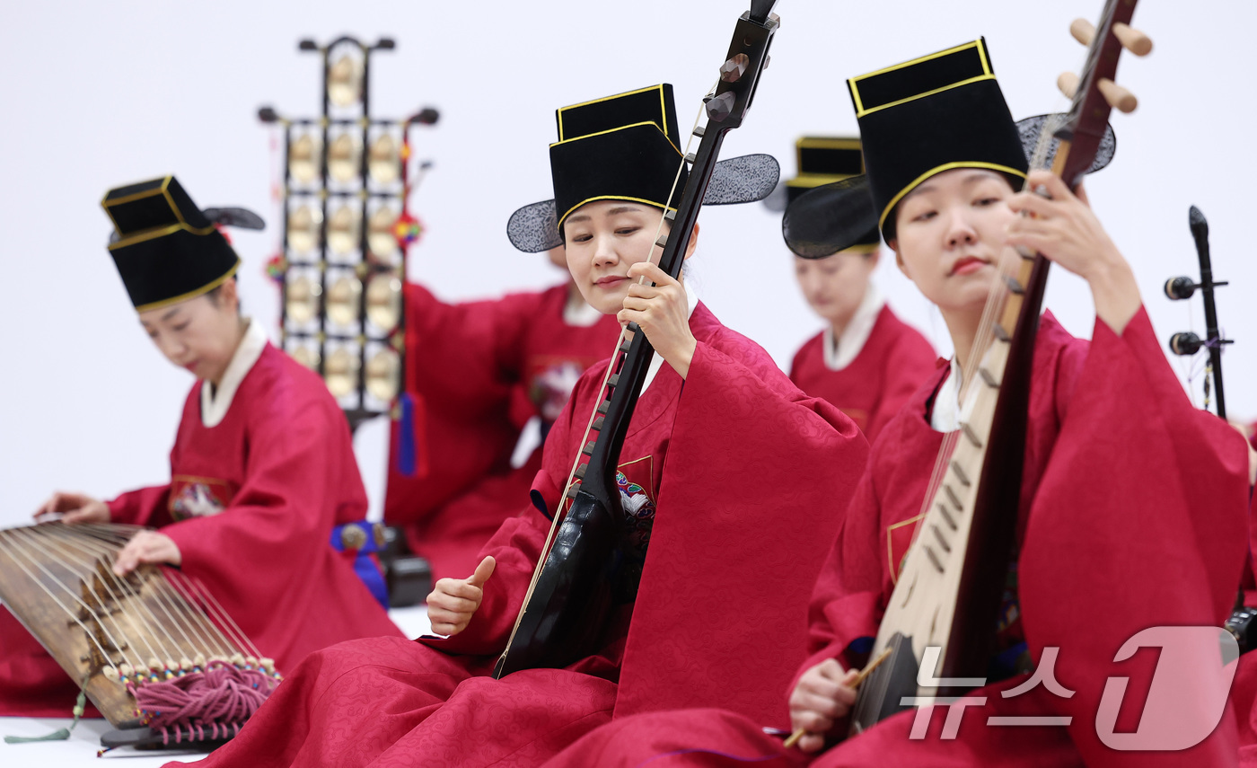 (서울=뉴스1) 김성진 기자 = 25일 서울 서초구 국립국악원에서 열린 2025 정악단 정기공연 '행악과 보허자 - 하늘과 땅의 걸음' 제작발표회에서 취타 공연이 펼쳐지고 있다.실 …