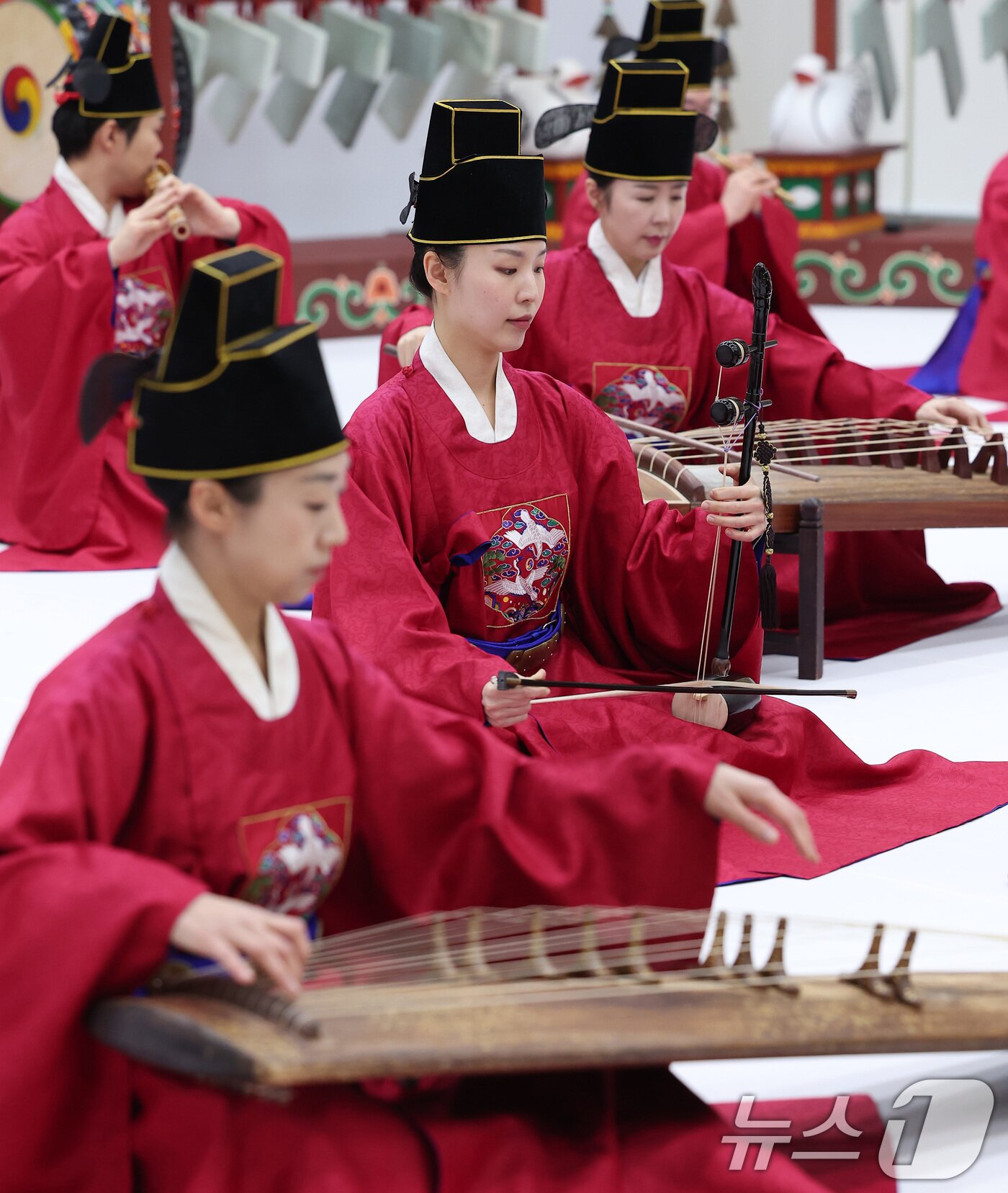 본문 이미지 - 25일 서울 서초구 국립국악원에서 열린 2025 정악단 정기공연 '행악과 보허자 - 하늘과 땅의 걸음' 제작발표회에서 취타 공연이 펼쳐지고 있다. 2025.2.25/뉴스1 ⓒ News1 김성진 기자