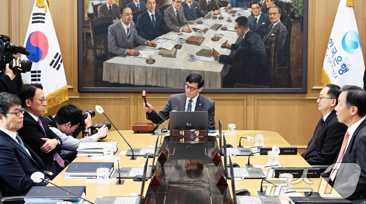 (서울=뉴스1) 사진공동취재단 = 이창용 한국은행 총재가 25일 서울 중구 한국은행 본관에서 열린 금융통화위원회 본회의에서 의사봉을 두드리고 있다.이날 금통위는 기준금리를 연 2. …