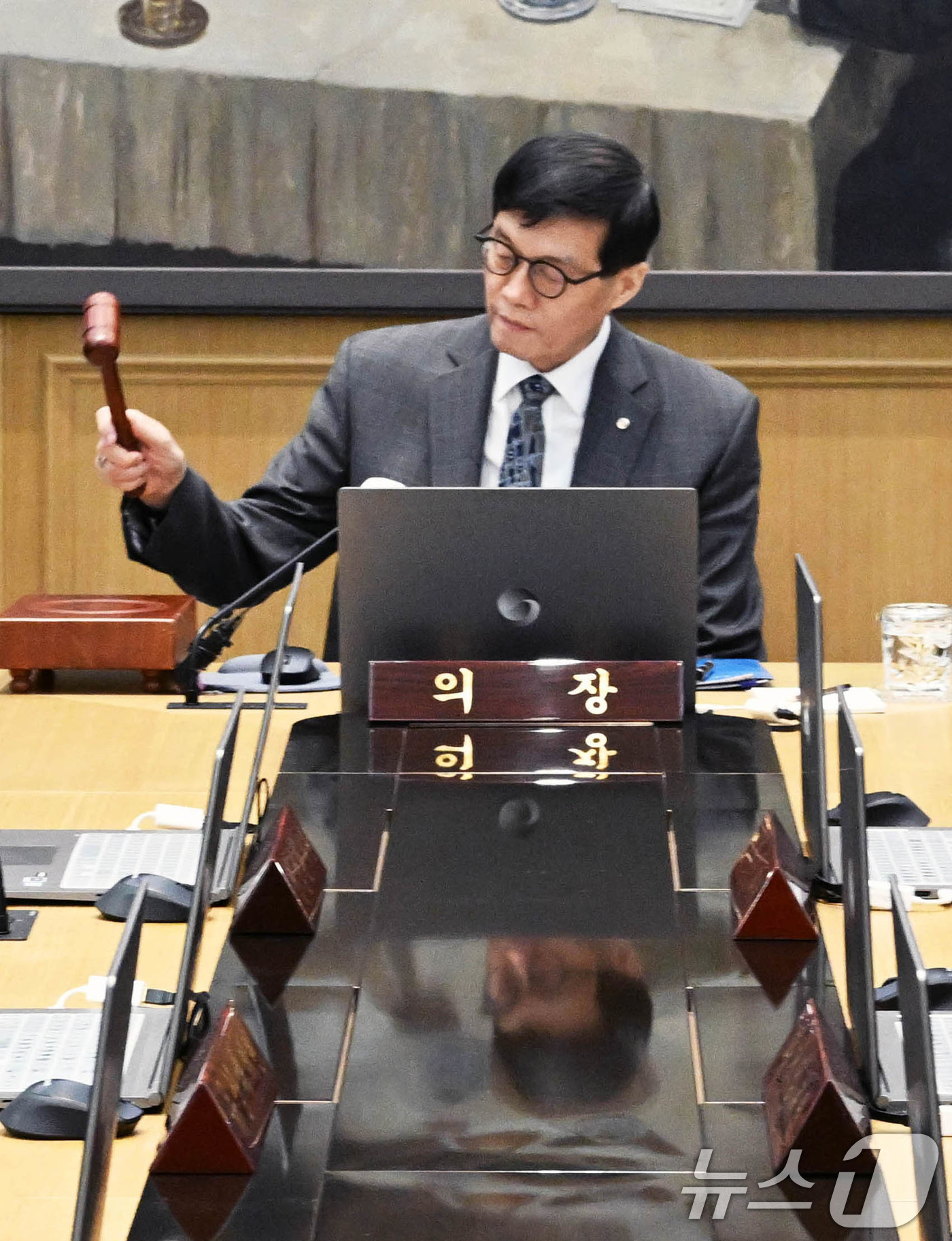 (서울=뉴스1) 사진공동취재단 = 이창용 한국은행 총재가 25일 서울 중구 한국은행 본관에서 열린 금융통화위원회 본회의에서 의사봉을 두드리고 있다.이날 금통위는 기준금리를 연 2. …