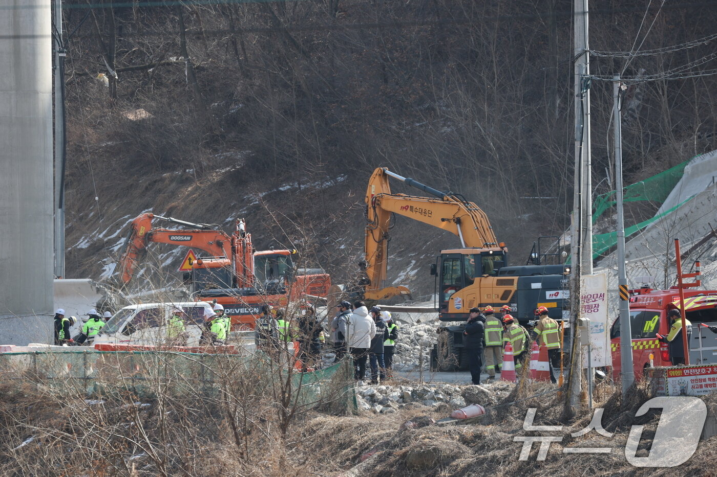 본문 이미지 - 25일 오전 9시 49분께 경기 안성시 서북구 입장면 도림리의 서울세종고속도로 공사 현장에서 교각 위 구조물이 붕괴되는 사고가 발생해 소방대원들이 인명 구조작업을 하고 있다. 2025.2.25/뉴스1 ⓒ News1 김영운 기자