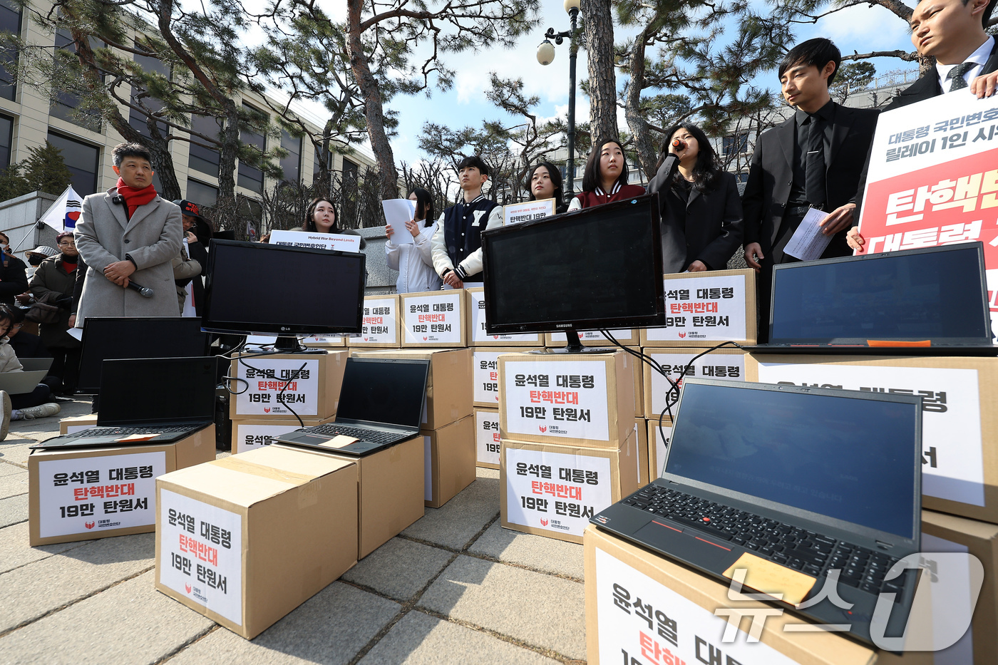 (서울=뉴스1) 박정호 기자 = 대통령 탄핵 반대 서울대, 연세대, 고려대, 경북대 학생 및 유학생 등 대통령 국민변호인단이 25일 오전 서울시 종로구 재동 헌법재판소 앞에서 탄핵 …