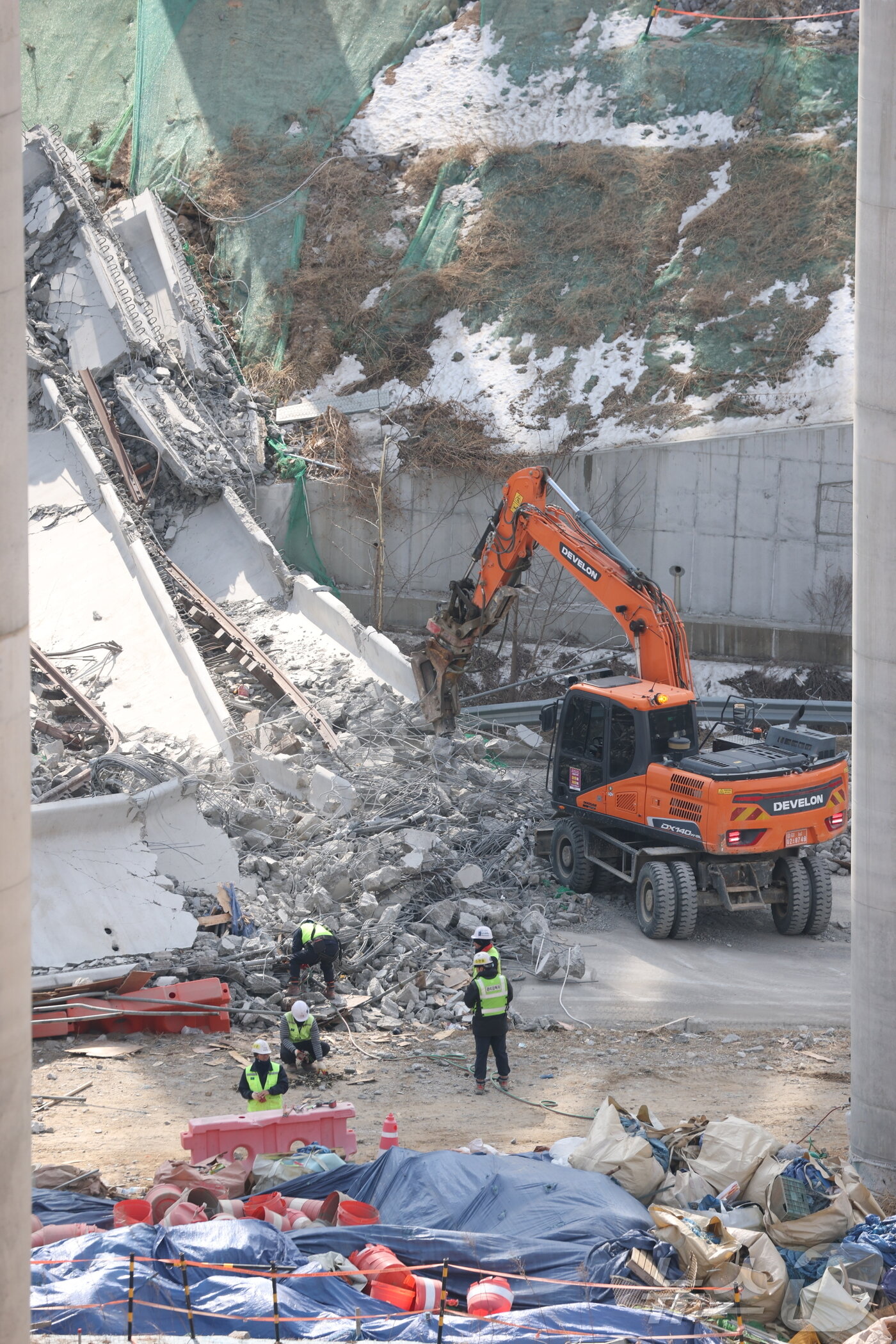 본문 이미지 - 소방대원들이 25일 경기 안성시 서운면 산평리 서울세종고속도로 공사장 교량 붕괴 사고현장에서 구조작업을 펼치고 있다. 2025.2.25/뉴스1 ⓒ News1 김영운 기자