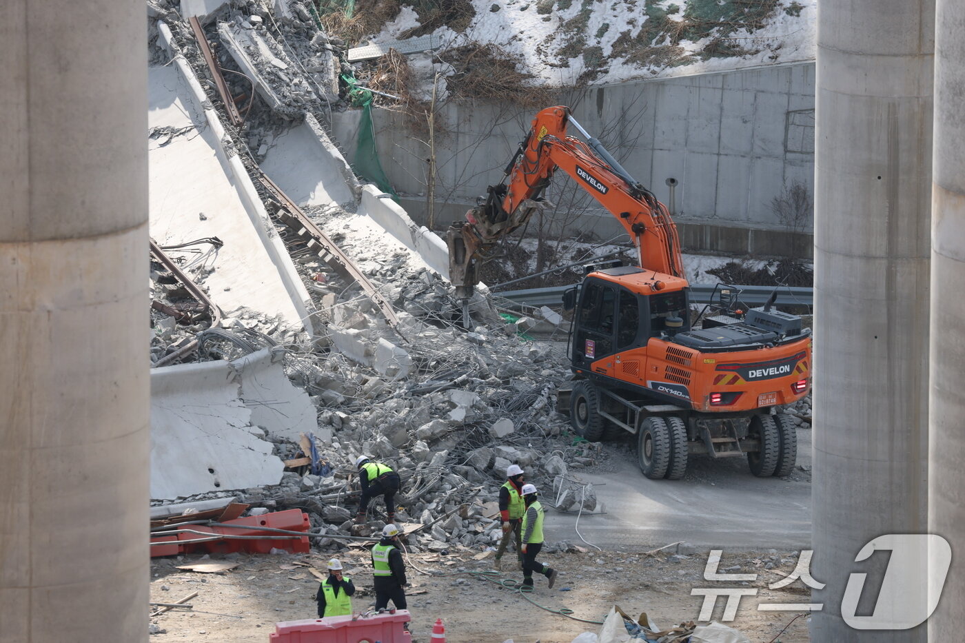 본문 이미지 - 25일 오전 9시 49분께 충남 천안시 서북구 입장면 도림리의 서울세종고속도로 공사 현장에서 교각 위 구조물이 붕괴되는 사고가 발생해 소방대원들이 인명 구조작업을 하고 있다. 2025.2.25/뉴스1 ⓒ News1 김영운 기자