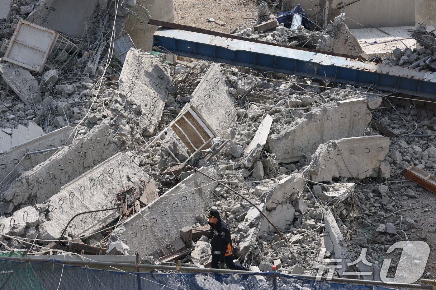 본문 이미지 - 25일 오전 9시 49분께 충남 천안시 서북구 입장면 도림리의 서울세종고속도로 공사 현장에서 교각 위 구조물이 붕괴되는 사고가 발생해 소방대원들이 인명 구조작업을 하고 있다. 2025.2.25/뉴스1 ⓒ News1 김영운 기자