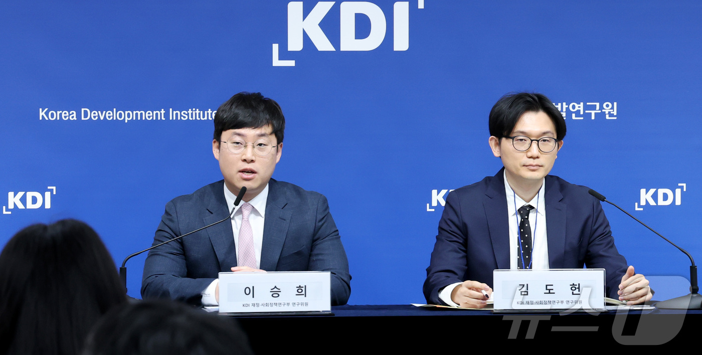 (세종=뉴스1) 김기남 기자 = 이승희, 김도헌 KDI 연구위원이 25일 세종시 정부세종청사에서  기초연금 선정 방식 개편 방향 내용을 설명하고 있다. 2025.2.25/뉴스1