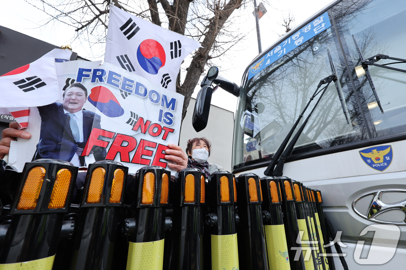 (서울=뉴스1) 신웅수 기자 = 윤석열 대통령 탄핵 심판 마지막 변론 기일인 25일 오전 서울 종로구 헌법재판소 앞에서 윤석열 대통령 지지자들이 탄핵을 반대하고 있다.이날 변론기일 …