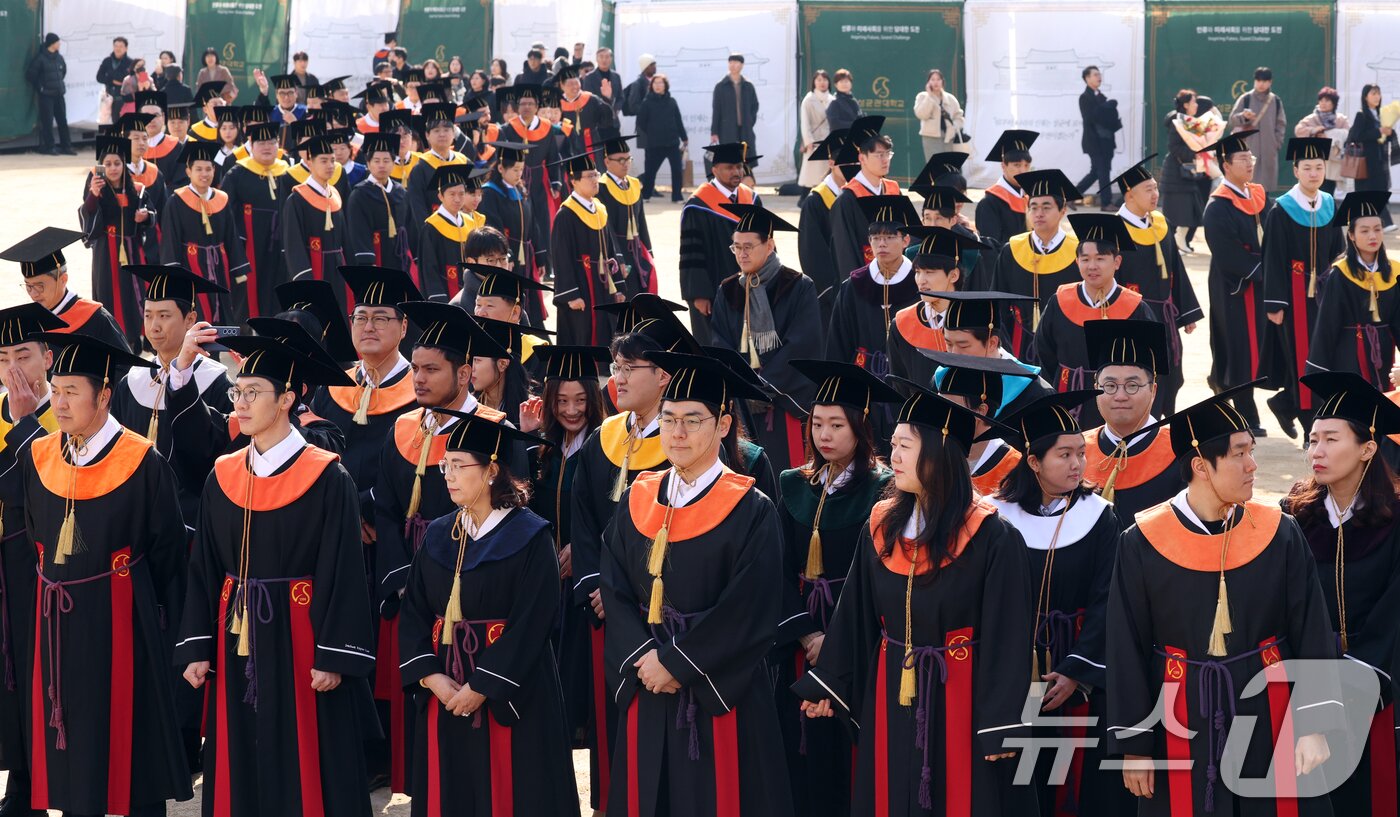 본문 이미지 - 25일 서울 종로구 성균관대학교에서 열린 2025년 겨울 학위수여식에서 졸업생들이 고유례에 참석하고 있다. 고유례는 학교의 입학·졸업·건물신축 등 큰 행사가 있을 때 공자의 사당을 찾아 이를 고하는 고유의식이다. 2025.2.25/뉴스1 ⓒ News1 김명섭 기자