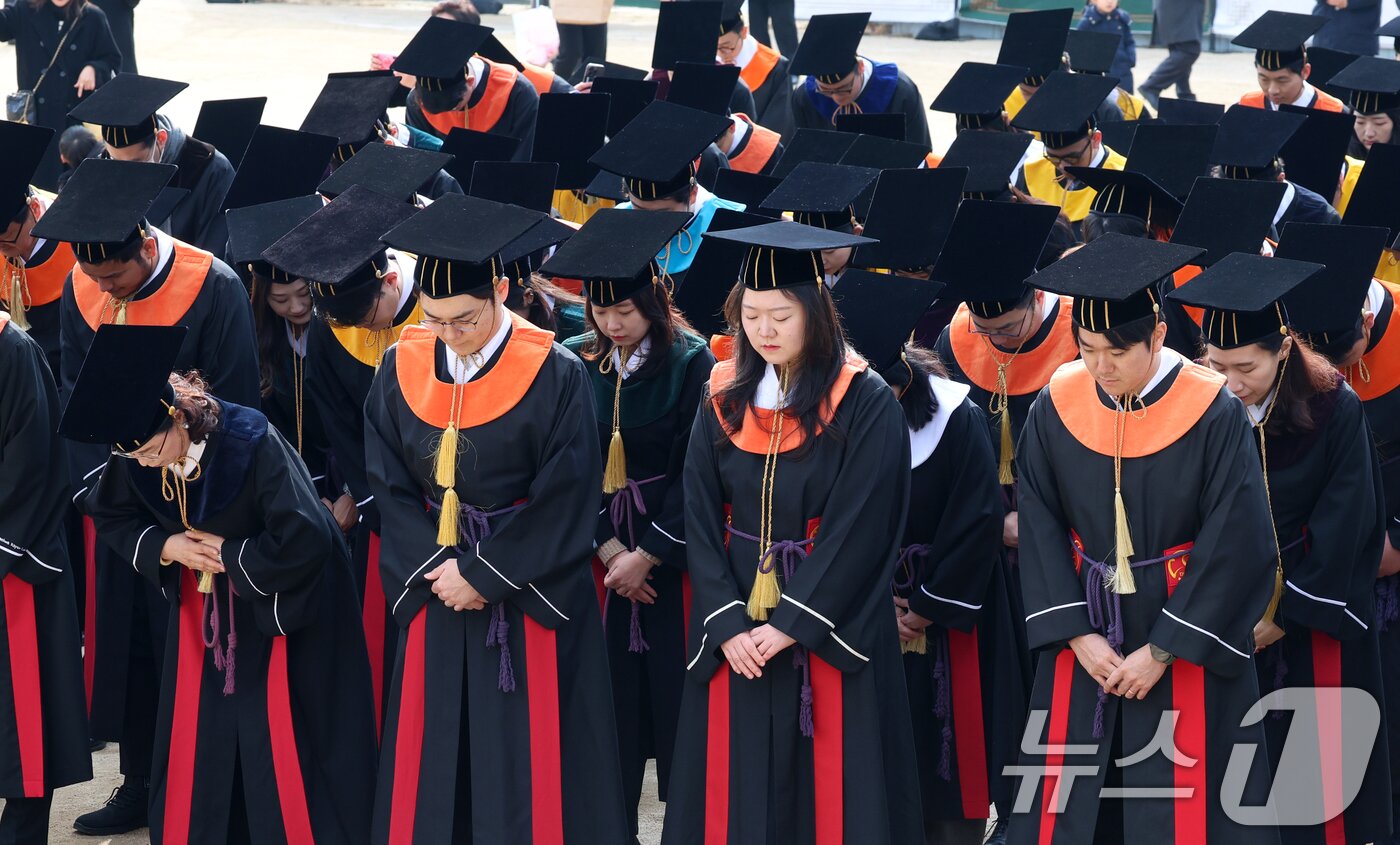 본문 이미지 - 25일 서울 종로구 성균관대학교에서 열린 2025년 겨울 학위수여식에서 졸업생들이 고유례를 지내고 있다. 고유례는 학교의 입학·졸업·건물신축 등 큰 행사가 있을 때 공자의 사당을 찾아 이를 고하는 고유의식이다. 2025.2.25/뉴스1 ⓒ News1 김명섭 기자