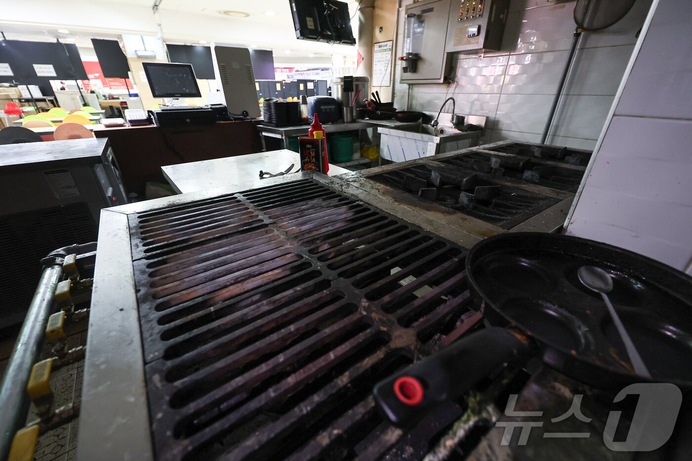 본문 이미지 - 서울 시내 한 식당가에 폐업한 가게가 썰렁한 모습을 보이고 있다. 2025.2.25/뉴스1 ⓒ News1 김도우 기자