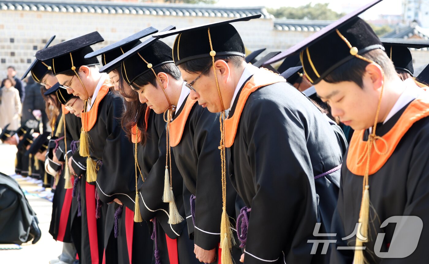 본문 이미지 - 25일 서울 종로구 성균관대학교에서 열린 2025년 겨울 학위수여식에서 졸업생들이 고유례를 지내고 있다. 고유례는 학교의 입학·졸업·건물신축 등 큰 행사가 있을 때 공자의 사당을 찾아 이를 고하는 고유의식이다. 2025.2.25/뉴스1 ⓒ News1 김명섭 기자