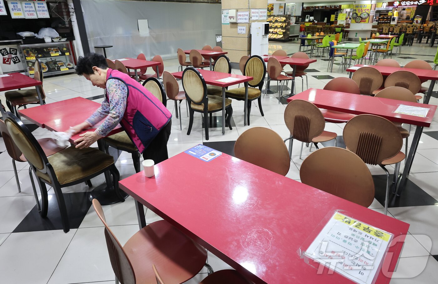 본문 이미지 - 서울 시내 한 식당가가 한산한 모습을 보이고 있다. 2025.2.25/뉴스1 ⓒ News1 김도우 기자