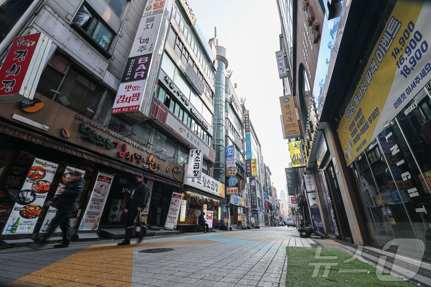 본문 이미지 - 서울 종로구 음식점 밀집 거리. 2025.2.25/뉴스1 ⓒ News1 김도우 기자