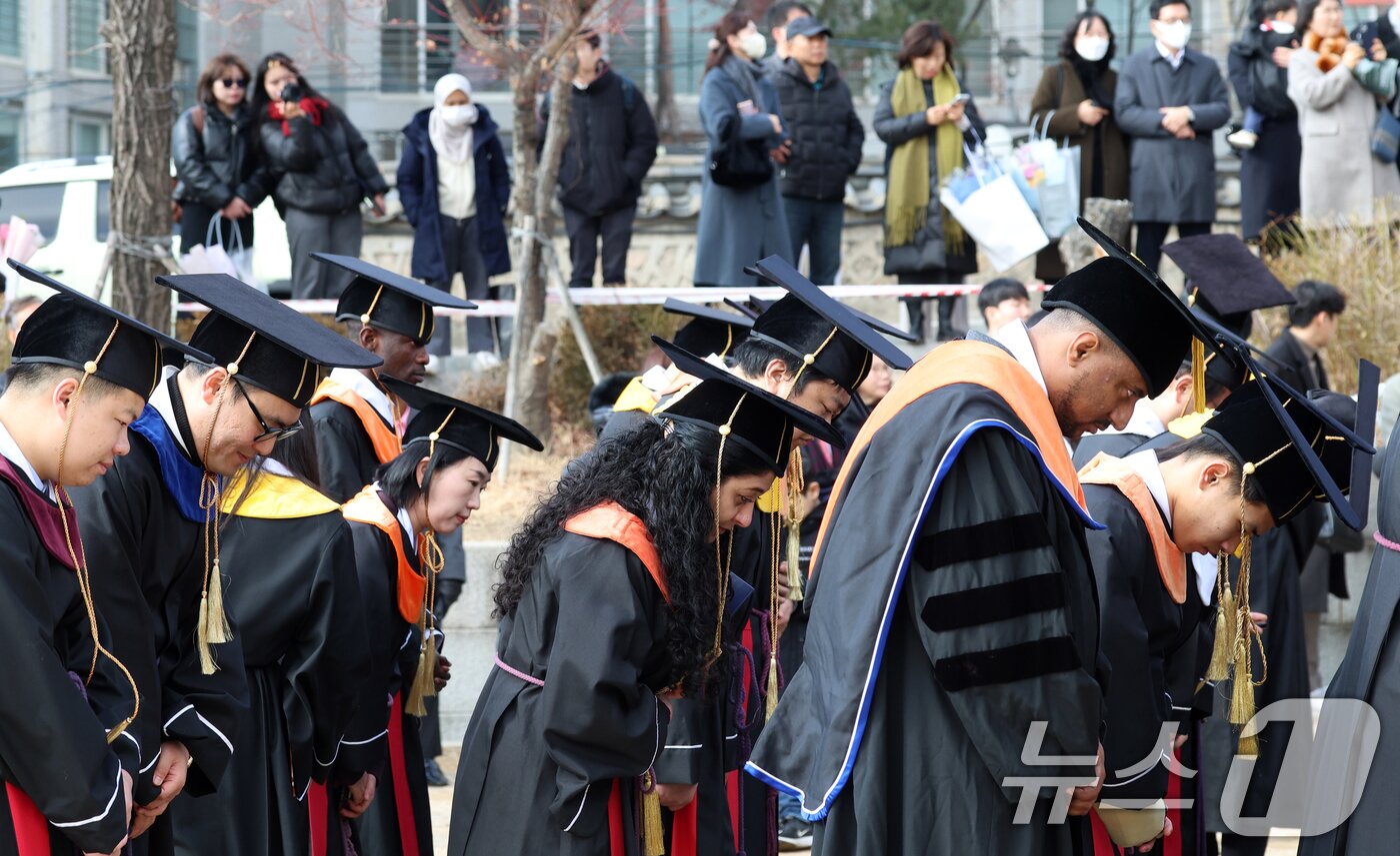 본문 이미지 - 25일 서울 종로구 성균관대학교에서 열린 2025년 겨울 학위수여식에서 졸업생들이 고유례를 지내고 있다. 고유례는 학교의 입학·졸업·건물신축 등 큰 행사가 있을 때 공자의 사당을 찾아 이를 고하는 고유의식이다. 2025.2.25/뉴스1 ⓒ News1 김명섭 기자