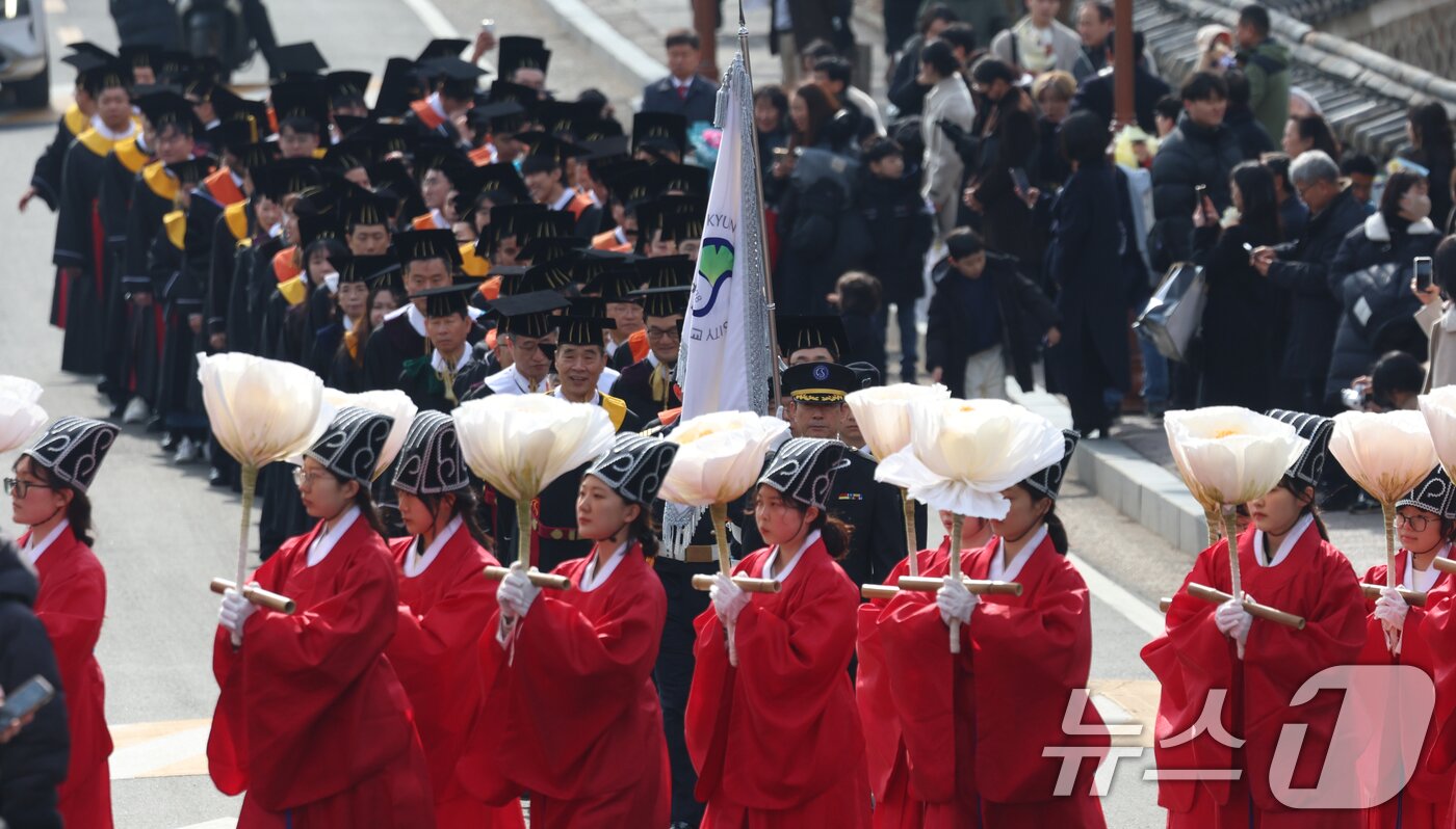 본문 이미지 - 25일 서울 종로구 성균관대학교에서 열린 2025년 겨울 학위수여식에서 총장, 교무위원, 졸업생들이 고유례를 마치고 행진하고 있다. 고유례는 학교의 입학·졸업·건물신축 등 큰 행사가 있을 때 공자의 사당을 찾아 이를 고하는 고유의식이다. 2025.2.25/뉴스1 ⓒ News1 김명섭 기자