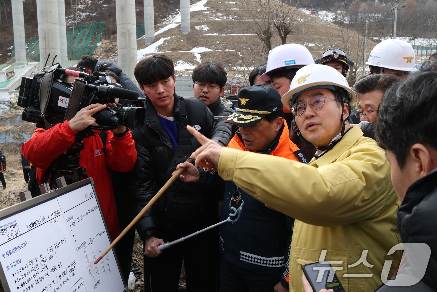 (안성=뉴스1) 김영운 기자 = 김동연 경기도지사가 25일 경기 안성시 서운면 산평리 서울세종고속도로 교량 붕괴 사고현장을 찾아 소방으로부터 보고를 받고 있다. 2025.2.25/ …