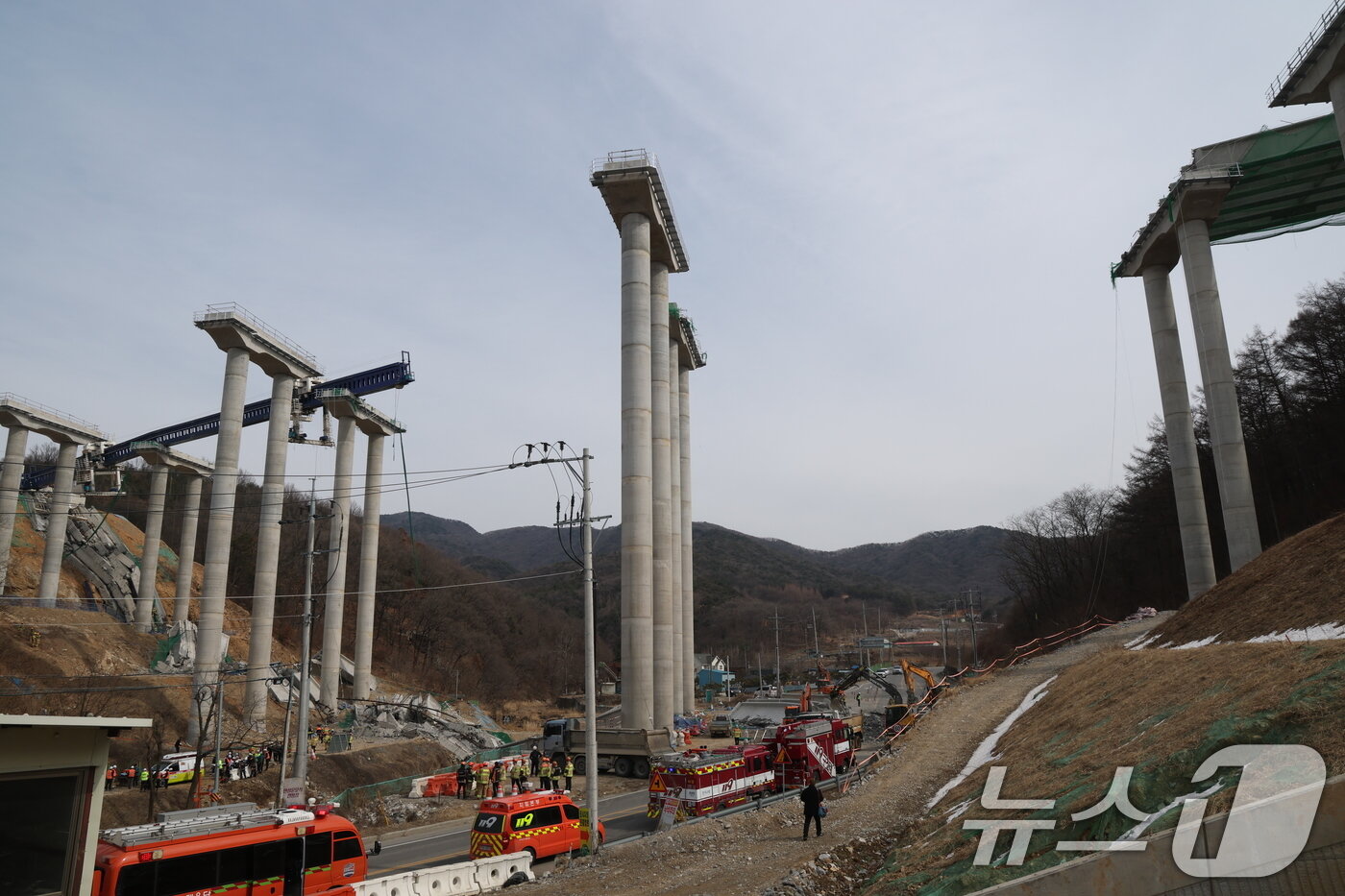 본문 이미지 - 소방대원들이 25일 경기 안성시 서운면 산평리 서울세종고속도로 공사장 교량 붕괴 사고현장에서 구조작업을 펼치고 있다. 2025.2.25/뉴스1 ⓒ News1 김영운 기자