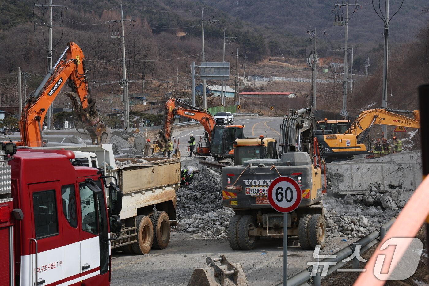 본문 이미지 - 소방대원들이 25일 경기 안성시 서운면 산평리 서울세종고속도로 공사장 교량 붕괴 사고현장에서 구조작업을 펼치고 있다. 2025.2.25/뉴스1 ⓒ News1 김영운 기자