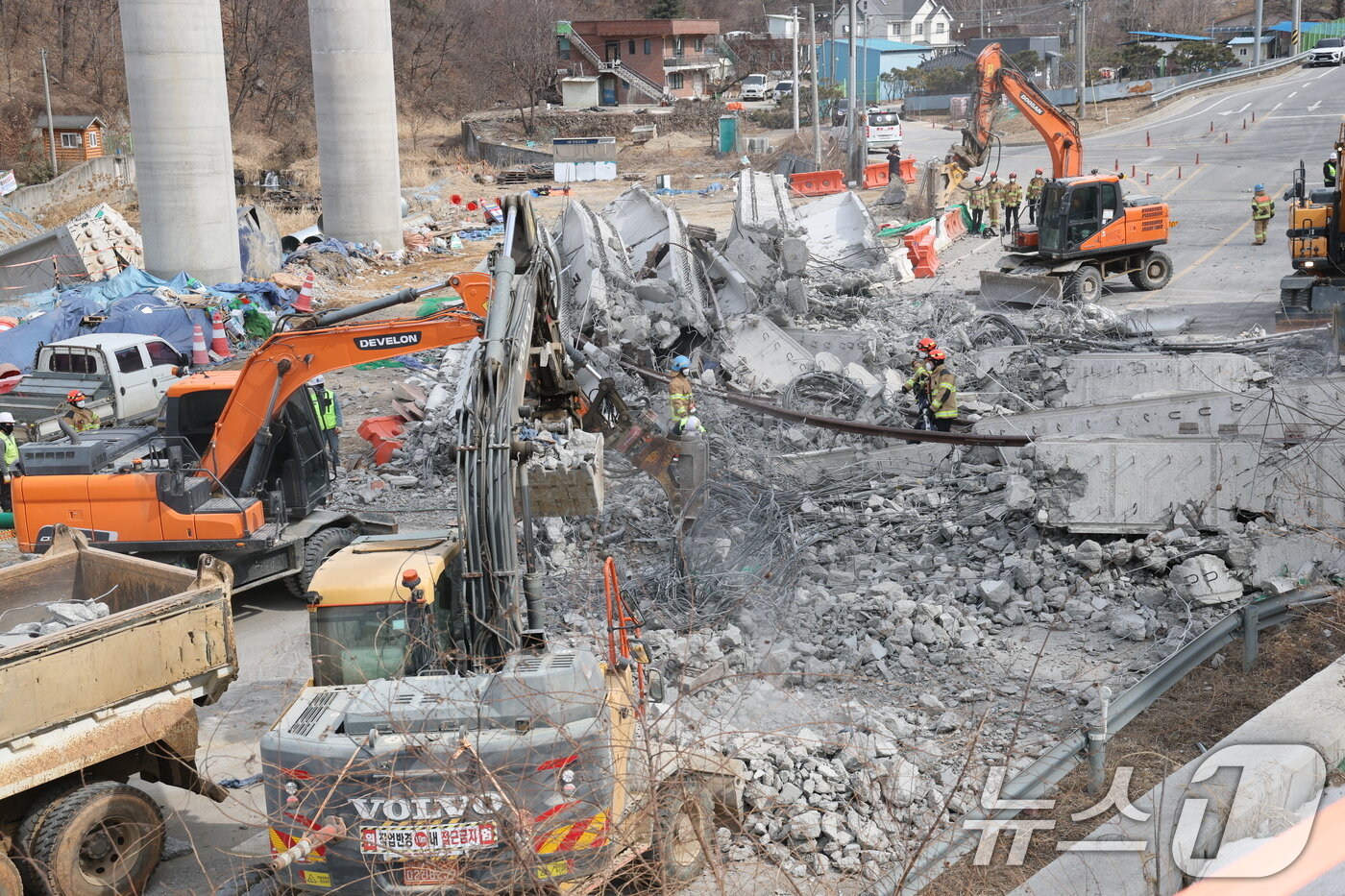 본문 이미지 - 소방대원들이 25일 경기 안성시 서운면 산평리 서울세종고속도로 공사장 교량 붕괴 사고현장에서 구조작업을 펼치고 있다. 2025.2.25/뉴스1 ⓒ News1 김영운 기자