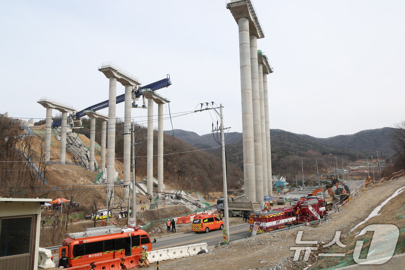 본문 이미지 - 소방대원들이 25일 경기 안성시 서운면 산평리 서울세종고속도로 공사장 교량 붕괴 사고현장에서 구조작업을 펼치고 있다. 2025.2.25/뉴스1 ⓒ News1 김영운 기자