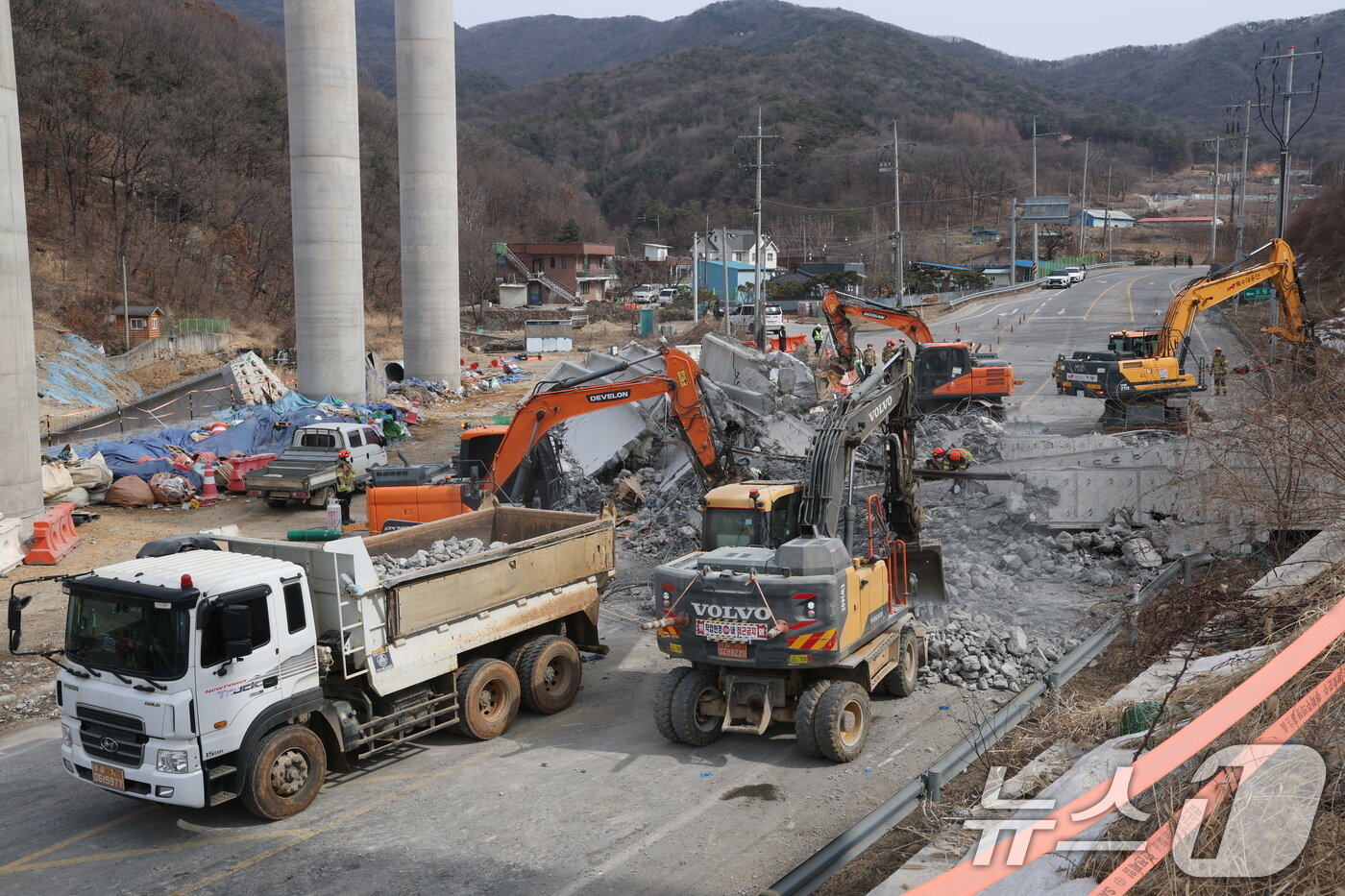 본문 이미지 - 소방대원들이 25일 경기 안성시 서운면 산평리 서울세종고속도로 공사장 교량 붕괴 사고현장에서 구조작업을 펼치고 있다. 2025.2.25/뉴스1 ⓒ News1 김영운 기자
