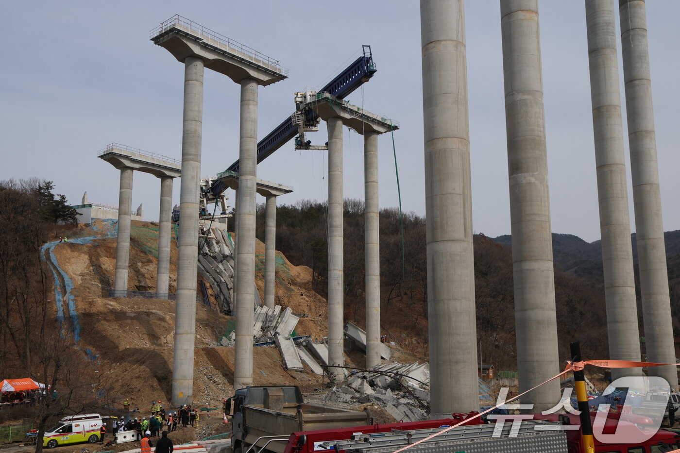 본문 이미지 - 소방대원들이 25일 경기 안성시 서운면 산평리 서울세종고속도로 공사장 교량 붕괴 사고현장에서 구조작업을 펼치고 있다. 2025.2.25/뉴스1 ⓒ News1 김영운 기자