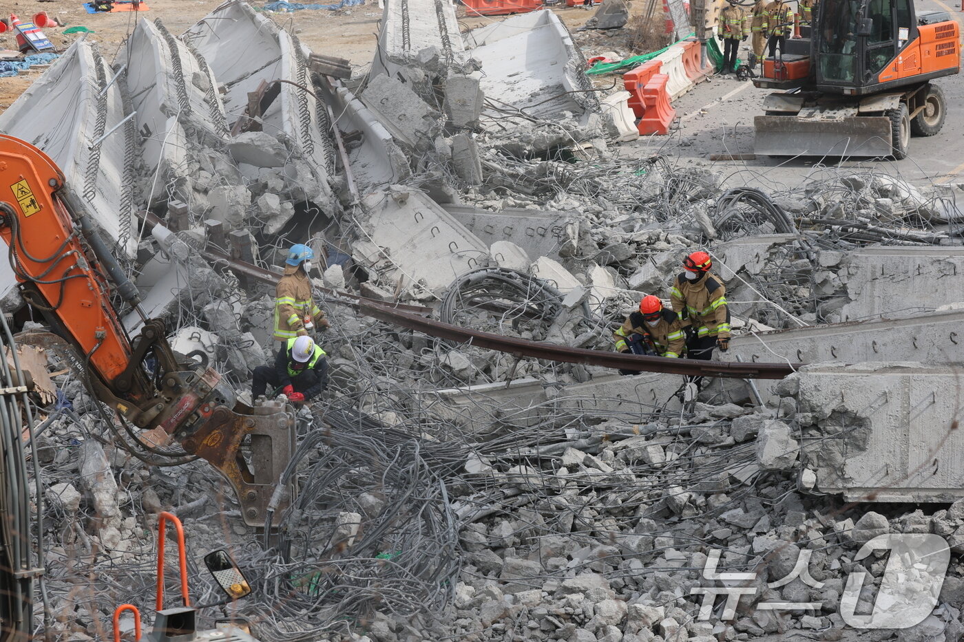본문 이미지 - 소방대원들이 25일 경기 안성시 서운면 산평리 서울세종고속도로 공사장 교량 붕괴 사고현장에서 구조작업을 펼치고 있다. 2025.2.25/뉴스1 ⓒ News1 김영운 기자