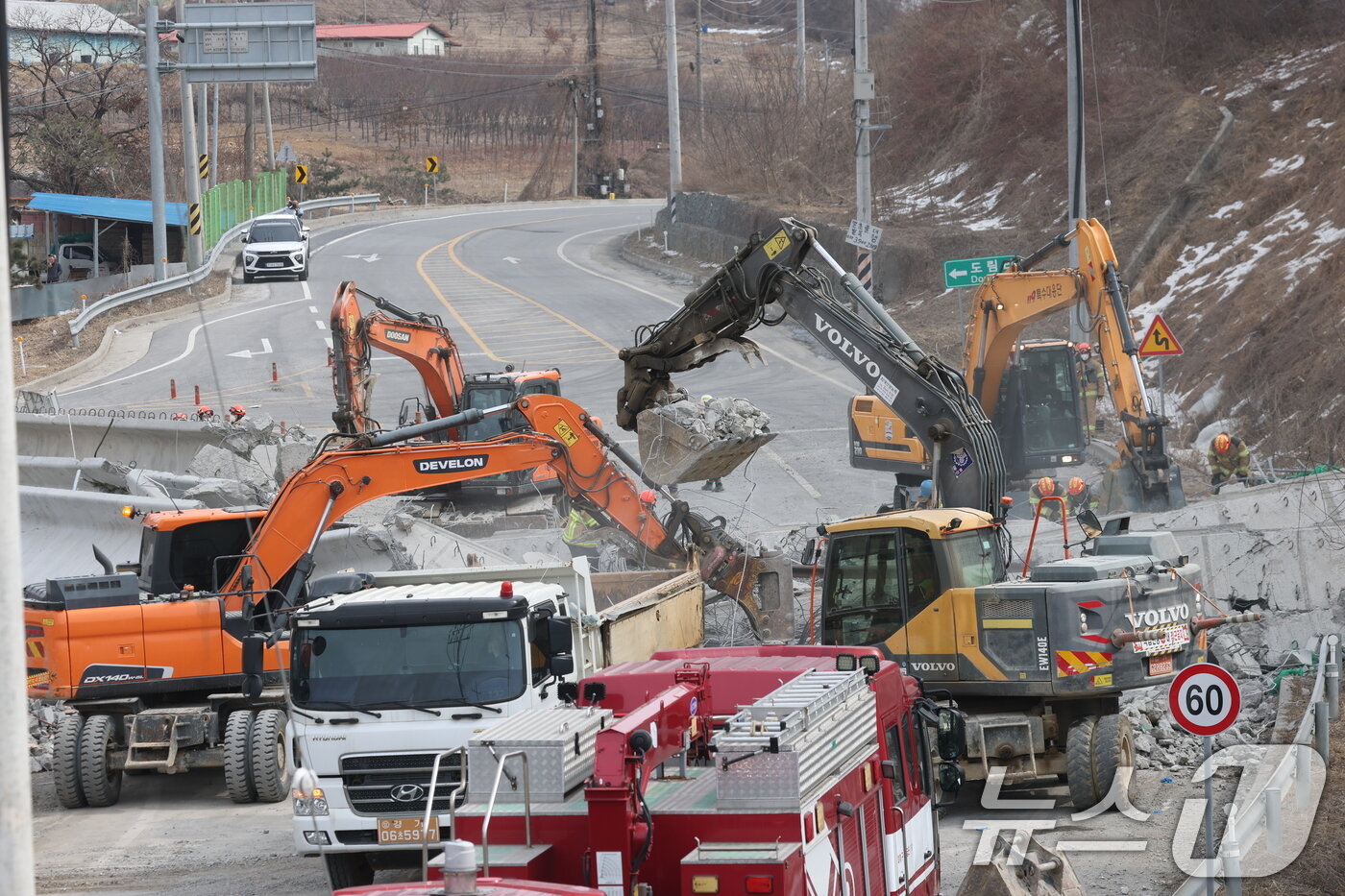 본문 이미지 - 소방대원들이 25일 경기 안성시 서운면 산평리 서울세종고속도로 공사장 교량 붕괴 사고현장에서 구조작업을 펼치고 있다. 2025.2.25/뉴스1 ⓒ News1 김영운 기자