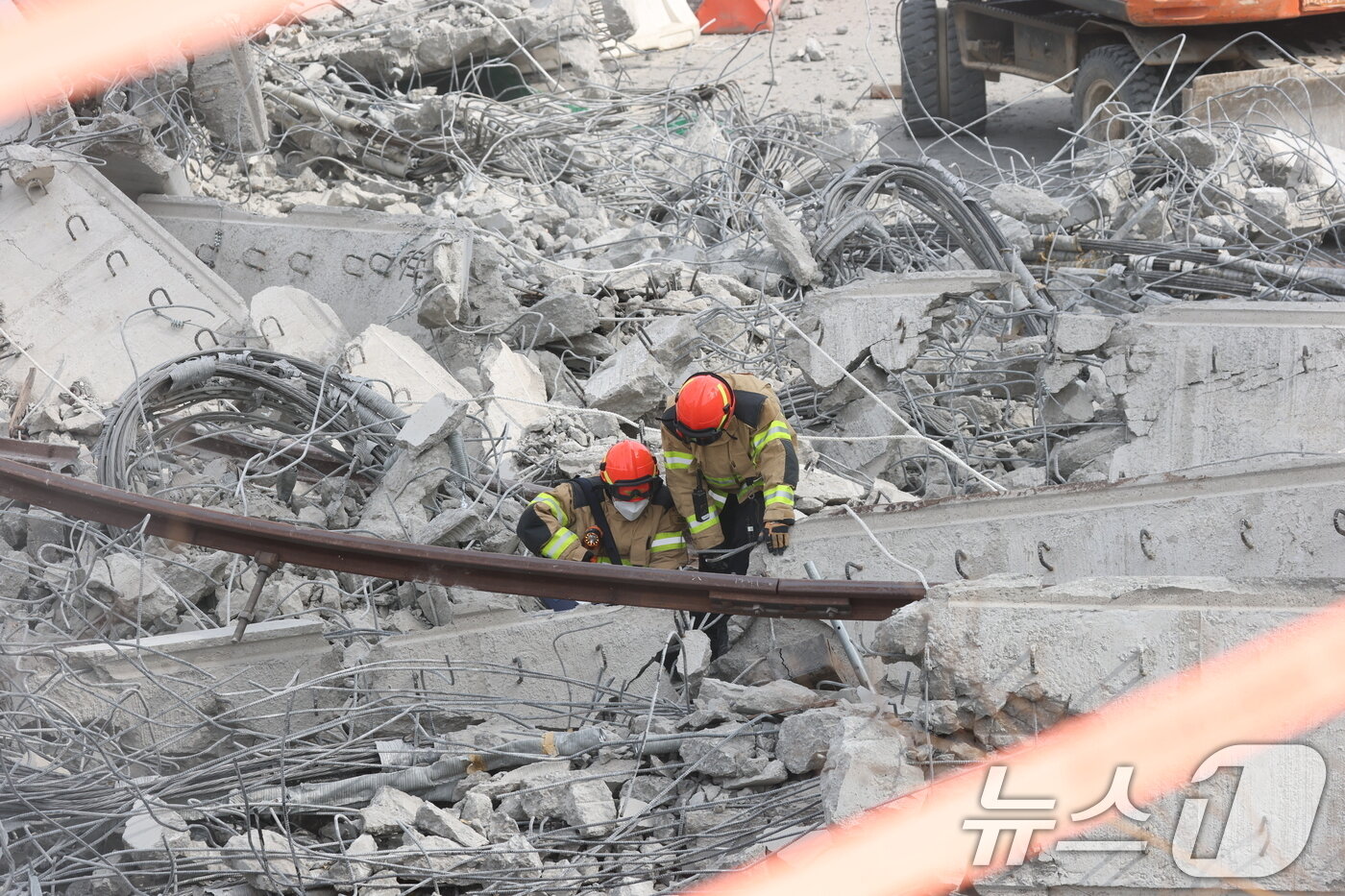 본문 이미지 - 소방대원들이 25일 경기 안성시 서운면 산평리 서울세종고속도로 공사장 교량 붕괴 사고현장에서 구조작업을 펼치고 있다. 2025.2.25/뉴스1 ⓒ News1 김영운 기자