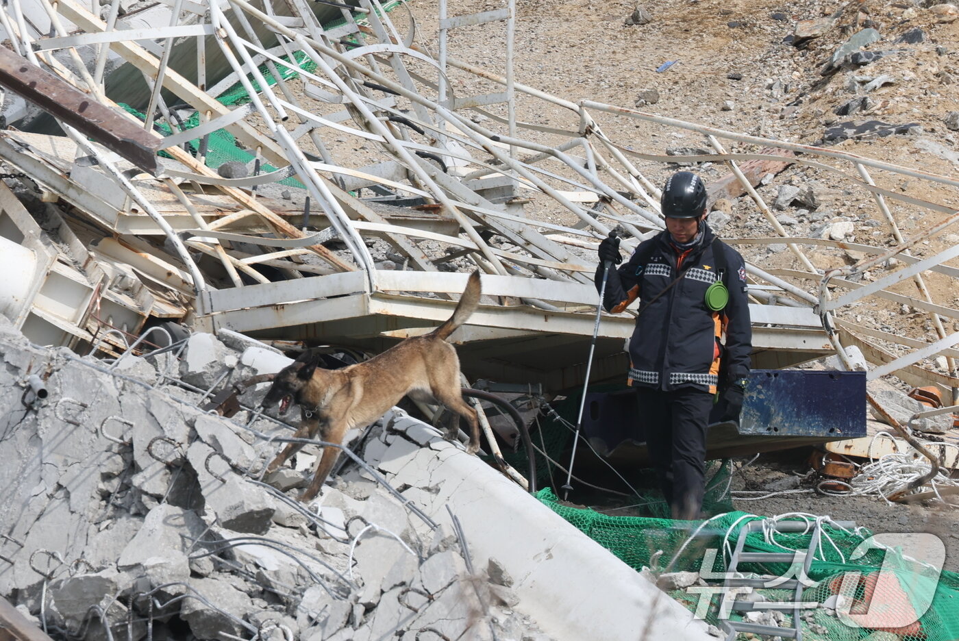본문 이미지 - 소방대원들이 25일 경기 안성시 서운면 산평리 서울세종고속도로 공사장 교량 붕괴 사고현장에서 구조작업을 펼치고 있다. 2025.2.25/뉴스1 ⓒ News1 김영운 기자